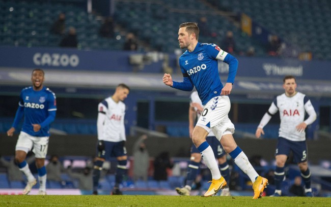 在足球的竞 在足球的竞